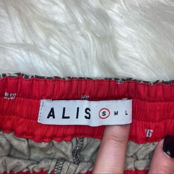 Alis Giraffe Print Shorts - Picture 5 of 5